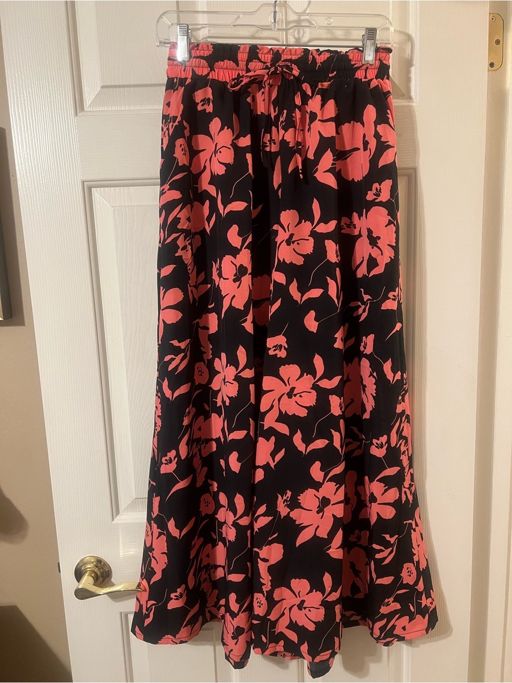 NWOT Women’s Floral Cropped Super Wide Leg Black and Pink Floral Pants Sz Small